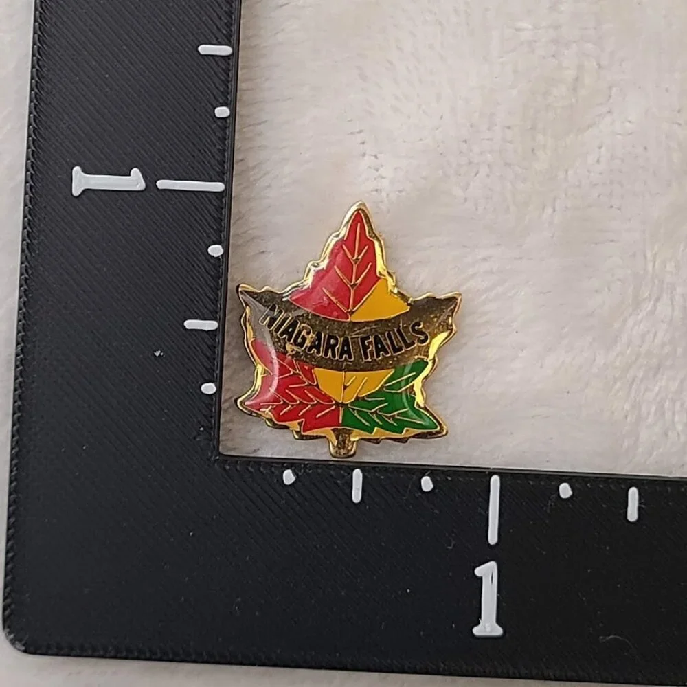 Niagara Falls Souvenir Maple Leaf Enamel Lapel Pin Red Yellow Green - Picture 3 of 5